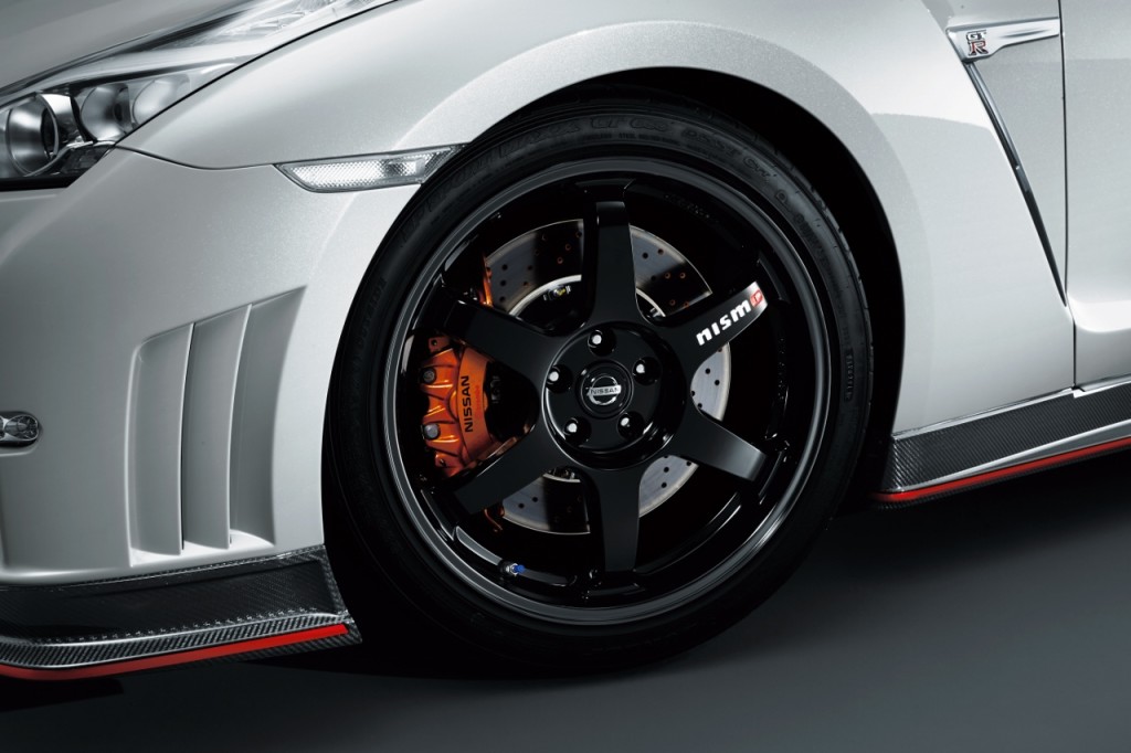 Nissan GTR Nismo Edition 2014 White wheel brake duct caliper detail